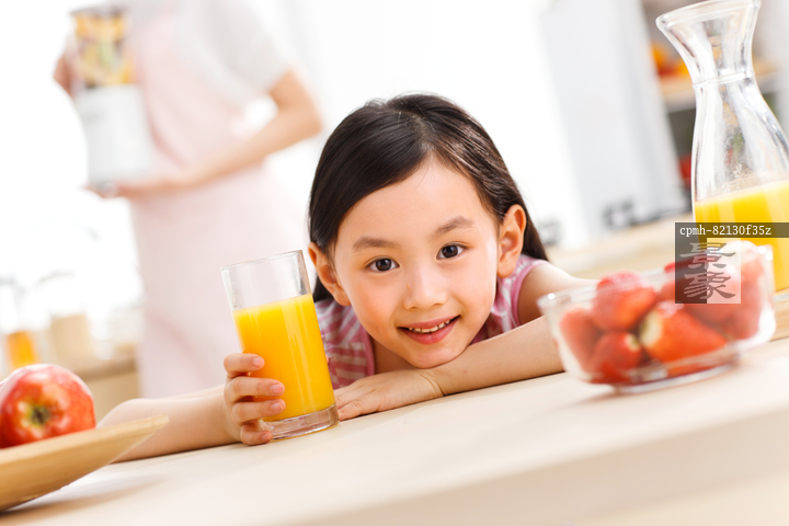 图片标题:     可爱的小女孩在喝果汁 图片编号:     cpmh-82130f35z