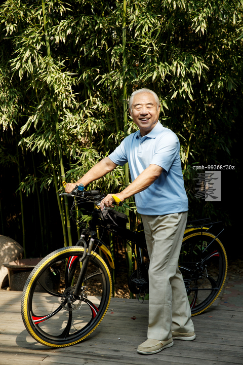 图片标题:     一个老年男人推着自行车 图片编号:     cpmh-99368