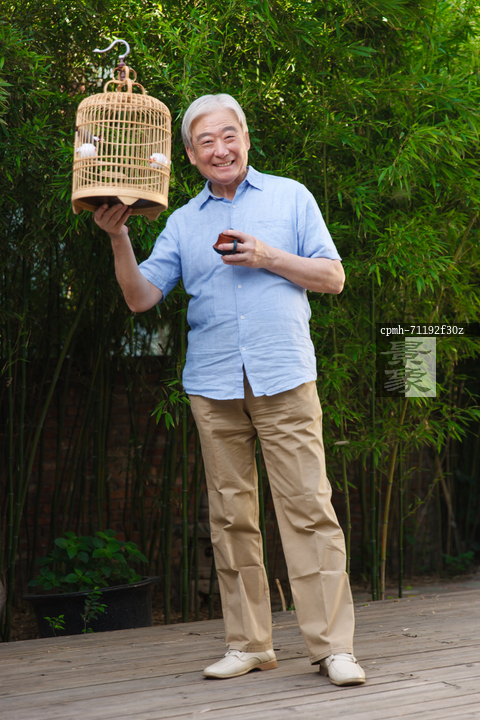 图片标题:     休闲的老年男人拿着鸟笼 图片编号:     cpmh