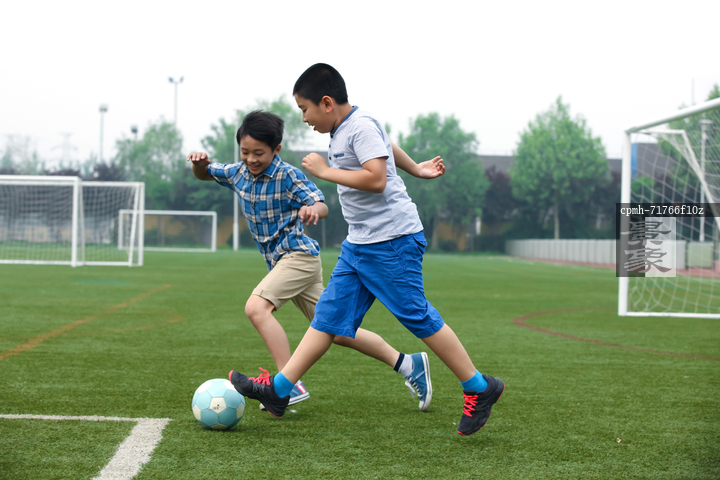 图片标题 两个男孩在足球场上踢球 图片编号 cpmh-71766f10
